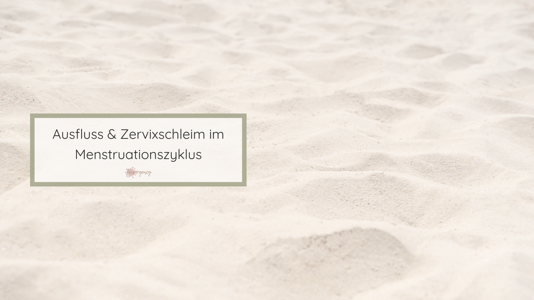 Helle, matte Sandoberfläche als ruhige visuelle Einordnung eines Artikels über Ausfluss und Zervixschleim im Menstruationszyklus.