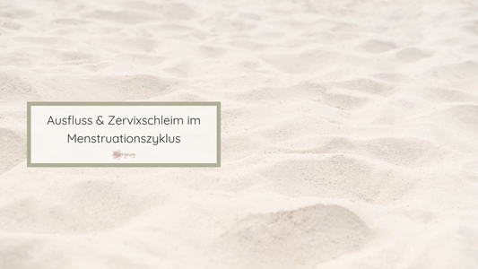 Helle, matte Sandoberfläche als ruhige visuelle Einordnung eines Artikels über Ausfluss und Zervixschleim im Menstruationszyklus.